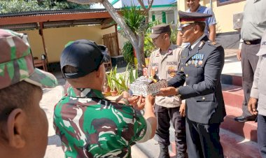 Sinergisitas-TNI-Polri,-Koramil-1604-07/Alak-Beri-Kejutan-Hari-Bhayangkara-ke-80-di-Polsek-Alak.