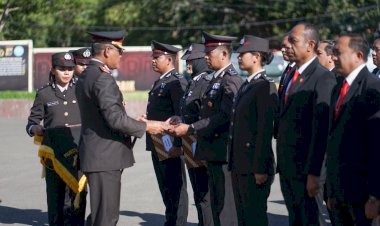 Kapolresta-Kupang-Kota-Berikan-Penghargaan-kepada-24-Personel-Berprestasi-di-Momen-Hari-Bhayangkara-ke-80