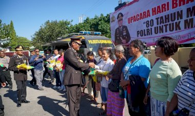 Polresta-Kupang-Kota-Bagikan-500-Kilogram-Beras-Gratis-untuk-Warga-pada-Hari-Bhayangkara-ke-80