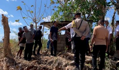 Bhabinkamtibmas-Naimata-dan-Aparat-Kelurahan-Berhasil-Mediasi-Sengketa-Batas-Tanah,-Pembangunan-Jalan-Lapen-Kembali-Dilanjutkan.