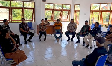 Bhabinkamtibmas-Airnona-Hadiri-Mediasi-Distribusi-Minyak-Tanah,-Jaga-Kerukunan-dan-Kamtibmas-Warga.