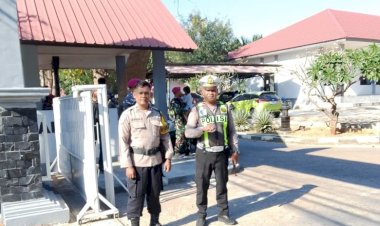 Bhabinkamtibmas-Namosain-Amankan-Jalan-Santai-Festival-Budaya,-Wujudkan-Kegiatan-Masyarakat-Berlangsung-Aman-dan-Tertib.