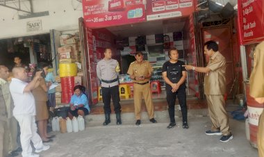 Bhabinkamtibmas-Kolhua-Dampingi-Disperindag-Sidak-Pangkalan-Minyak-Tanah-di-BTN-Kolhua, -Kapolsek-Beri-Dukungan.