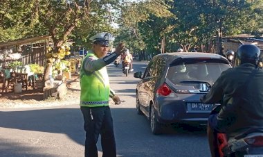 Tingkatkan-Kamseltibcarlantas,-Unit-Lantas-Polsek-Maulafa-Pengaturan-Pagi-di-Dua-Titik-Rawan-Kemacetan.