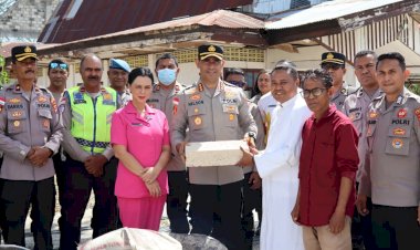 Kapolresta-Kombes-Nelson-Pimpin-Aksi-Sosial,-Komunitas-Katolik-Polresta-Kupang-Kota-Bantu-Material-Pembangunan-Gereja-St.-Maria-Fatima-Batakte.