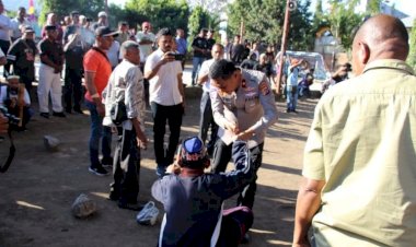 Ritual-Bau-Lolon-Satukan-Dua-Kampung,-Kapolda-NTT-Dorong-Perdamaian-Jadi-Komitmen-Bersama.