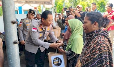 Kapolda-NTT-Salurkan-100-Paket-Bantuan-untuk-Warga-Sikka-Pascagempa
