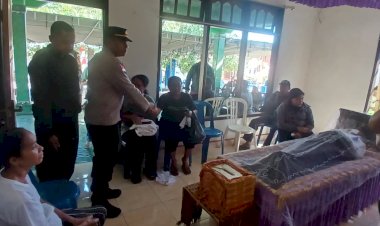 Polsek-Kota-Raja-Hadir-di-Tengah-Masyarakat,-Kapolsek-dan-Personel-Melayat-ke-Rumah-Duka.