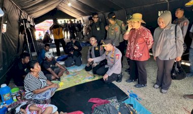 Polri-Perkuat-Penanganan-Gempa-NTT,-Kapolri-Tinjau-Lokasi-Terdampak-dan-Serahkan-Bantuan.