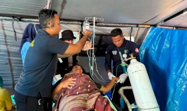 Tenaga-Kesehatan-Pusdokkes-Polri-dan-Biddokkes-Polda-NTT-Bantu-Persalinan-Korban-Gempa-di-Tenda-Pengungsian