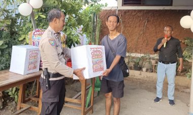 Bhabinkamtibmas-Fontein-Hadir-dalam-Penyaluran-Bantuan-untuk-Korban-Gempa-Flores