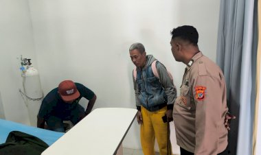 Pohon-Tumbang-Timpa-Sepeda-Motor-di-Depan-SD-Negeri-Naikoten,-Polsek-Kota-Raja-dan-BPBD-Lakukan-Penanganan.