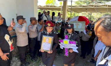 Polresta-Kupang-Kota-Gelar-Upacara-Persemayaman-AIPDA-Charles-Rondo,-Kapolresta-Kombes-Nelson:-Dedikasi-dan-Loyalitas-Almarhum-Patut-Dihargai.