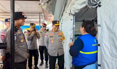 Di-Tengah-Gempa,-Lahir-Gempita:-Kapolda-NTT-Sambangi-Bayi-yang-Lahir-Saat-Bencana-di-RSUD-Aeramo.