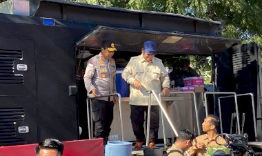Presiden-Prabowo-Cek-Dapur-Lapangan-Polri-dan-Water-Treatment-di-Posko-Pengungsian-Danga