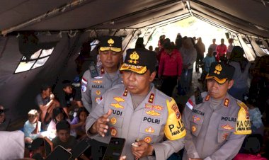 Polri-Jaga-Rumah-Warga-dan-Bersihkan-Puing,-Hadir-di-Tengah-Pemulihan-Pascagempa-Flores.
