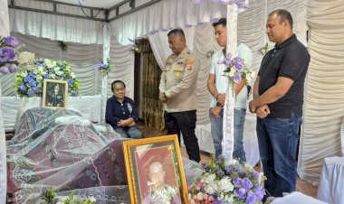 Kapolsek-Maulafa-dan-Anggota-Melayat-ke-Rumah-Duka-Almarhum-IPTU-(Purn)-Kis-Laahana,-Wujud-Penghormatan-dan-Belasungkawa.