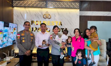 Kejutan-Ibu-Asuh-Polwan-Polresta-Kupang-Kota,-Momen-Haru-Jelang-HUT-ke-78-Polwan-RI.