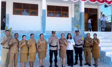 Kasat-Tahti-Polresta-Kupang-Kota-Jadi-Pembina-Upacara-di-SMAN-11,-Tekankan-Disiplin-dan-Bijak-Bermedia-Sosial.