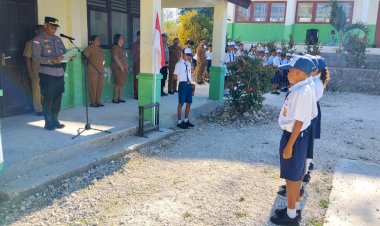 Kapolsek-Alak-Jadi-Pembina-Upacara-di-SMP-Negeri-17-Kota-Kupang,-Ajak-Siswa-Tingkatkan-Disiplin-dan-Semangat-Belajar.