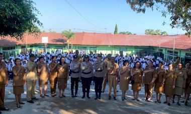 Kanit-PPA-Satreskrim-Polresta-Kupang-Kota-Dorong-Pelajar-SMPN-4-Jadi-Generasi-Disiplin,-Peduli-dan-Berprestasi.