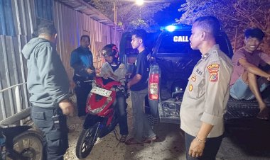 Polsek-Maulafa-Patroli-Cipta-Kondisi,-Bantu-Warga-Alami-Ban-Gembos-di-Jalur-40.-Kapolsek:-Kehadiran-Polri-Adalah-Pelayanan.