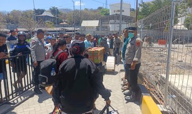 Polsubsektor-Pelabuhan-Tenau-Amankan-Debarkasi-Ratusan-Penumpang-Kapal-Sirimau
