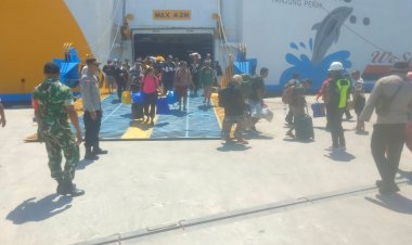 Polresta-Kupang-Kota-Amankan-Debarkasi-Ratusan-Penumpang-KM.-Dharma-Kartika-V-di-Pelabuhan-Tenau