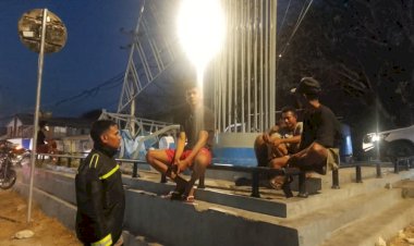 Patroli-Dialogis-Malam-Hari,-Bhabinkamtibmas-Namosain-Cegah-Gangguan-Kamtibmas-Akibat-Konsumsi-Miras.