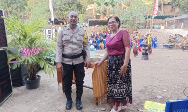 Semarak-Keberagaman-Budaya,-Bhabinkamtibmas-Amankan-Lomba-Fashion-hingga-Tari-Kreasi-di-Fontein.