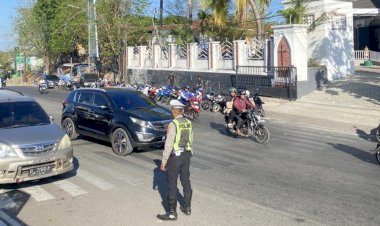 Minggu-Pagi,-Satlantas-Polresta-Kupang-Kota-Hadir-Amankan-Ibadah-dan-Tertibkan-Lalu-Lintas-di-Sejumlah-Gereja.