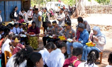 Resmikan-Revitalisasi-SMPTK-Imanuel-Tuapakas,-Kapolda-Ajak-Siswa-Makan-Bersama-Penuh-Kehangatan.