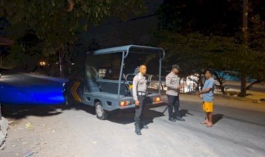 Cegah-Gangguan-Kamtibmas,-Patroli-Polsek-Maulafa-Imbau-Humanis-Pemuda-Nongkrong-Dini-Hari-di-Oepura.