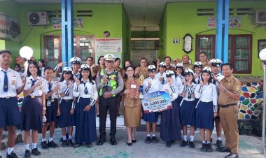 Police-Goes-to-School,-Satlantas-Polresta-Kupang-Kota-Apresiasi-Prestasi-PKS-SMP-Negeri-2.