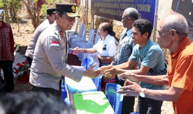 Tak-Hanya-Sumur-Bor,-Kapolda-NTT-Juga-Bawa-Bantuan-untuk-Warga-Bello.