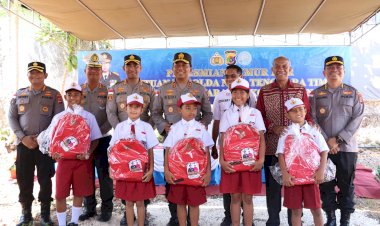 Kapolda-NTT-Hadirkan-Senyum-Anak-Bello-Lewat-Bantuan-Perlengkapan-Sekolah