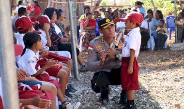 Kapolresta-Kupang-Kota-Sapa-Siswa-di-Bello,-Beri-Motivasi-untuk-Raih-Cita-Cita.