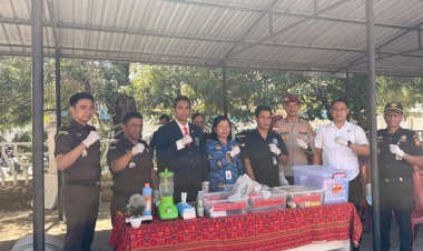 Musnahkan-551-Sajam-dan-821-Slof-Rokok-Ilegal,-Kejari-dan-Polresta-Kupang-Kota-Pastikan-Penegakan-Hukum-Tuntas-dan-Barang-Bukti-Tak-Disalahgunakan.