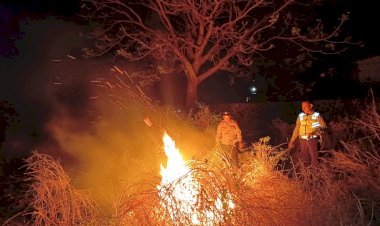 Patroli-Cipta-Kondisi-Polsek-Maulafa-di-Akhir-Pekan,-Amankan-Wilayah-dan-Padamkan-Lahan-Rumput-Terbakar.