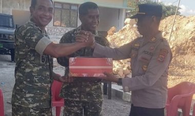 Silaturahmi-dan-Berikan-Kue-Ulang-Tahun,-Kapolsek-Kota-Lama-Teguhkan-Kebersamaan-TNI-Polri.