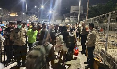 Polsubsektor-Pelabuhan-Tenau-Siaga,-Debarkasi-KM.-Awu-Berlangsung-Aman-dan-Lancar.