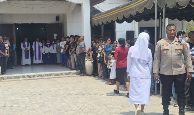 Polsek-Maulafa-Kawal-Pengantaran-Jenazah-Romo-Yakobus-Longa-menuju-Gereja-St.-Petrus-Haukoto.
