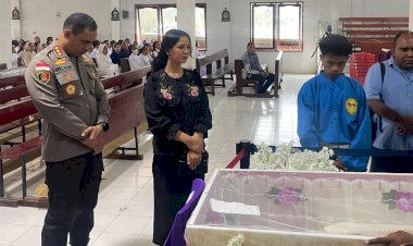 Ungkapan-Duka-dan-Penghormatan,-Kapolresta-Kupang-Kota-Bersama-Ibu-Melayat-Jenazah-Romo-Yallo.