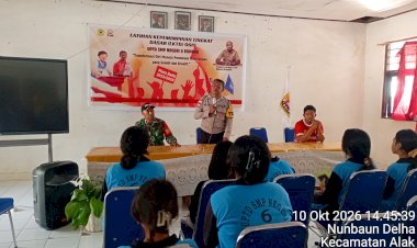 Bentuk-Karakter-dan-Disiplin-Generasi-Muda,-Bhabinkamtibmas-NBD-Bersama-Babinsa-Latih-PBB-dan-Tata-Upacara-di-SMPN-6-Kupang.