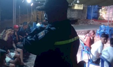 Respons-Cepat-Laporan-110,-Bhabinkamtibmas-Batuplat-Hadir-Dini-Hari-demi-Kenyamanan-Warga.