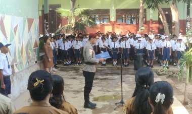 Polsek-Maulafa-Jadi-Pembina-Upacara-di-SMPN-13-Kupang,-Tekankan-Bahaya-Kenakalan-Remaja-dan-Bullying.