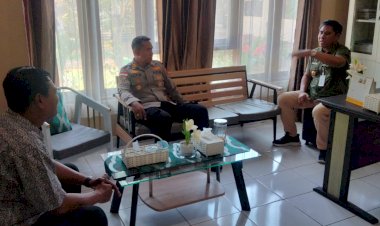 Perkuat-Sinergi-Lintas-Sektor,-Kapolsek-Alak-Sambangi-Kantor-Camat-Didampingi-Kanit-Intel-Polsek-Alak-Bahas-Kolaborasi-dan-Harkamtibmas.
