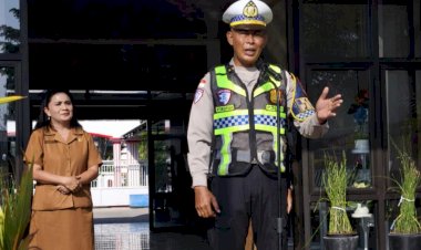 Edukasi-Keselamatan-Berlalu-Lintas,-Satlantas-Polresta-Kupang-Kota-Pimpin-Apel-Pagi-di-SMAN-2-Kupang.