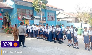 Hadir-dengan-Pendekatan-Humanis,-Bhabinkamtibmas-Penkase-Oeleta-Bersama-Guru-Bina-Kedisiplinan-Siswa-SMP-Negeri-14-Kupang.