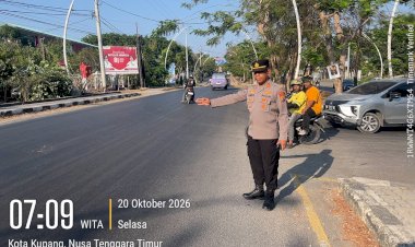 Kapolsek-Kota-Raja-AKP-Frids-Mada-Lakukan-Pengaturan-Arus-Lalu-Lintas-di-Jalan-Frans-Seda